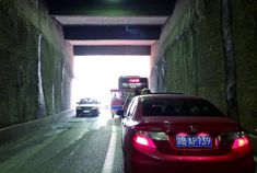 女司机赌气弃车一走了之 致隧道被堵