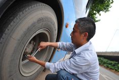 公交司机开宝马上班 只为有份正常工作