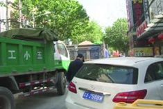 两个赌气哥将车停在路中央致交通瘫痪