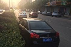 男子开车撞上花坛 涉嫌酒后无照驾驶