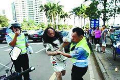 海口一女子不满交警处罚 疯狂扭打撕咬