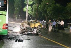 重庆法拉利撞出租烧成空架子 殃及公交车