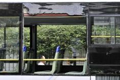 女子公交上闻到异味误以为自燃砸窗跳车