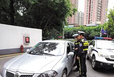 深圳交警尾随救护车 八辆阻路车吃罚单