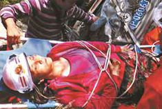 女子驾车坠悬崖 靠半瓶水艰难支撑5天