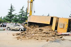 垃圾清运车侧翻 渣土埋住面包车司机身亡