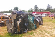 奥迪坠落15米深沟几近报废 幸无人受伤