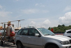 宝马拉直升机跑上高速 被及时拦截