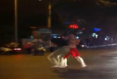 奔驰与捷豹车主当街互殴：穷人也是人啊