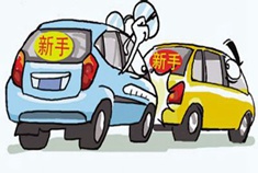 轿车追尾两人被困 男子被救守同伴拒就医