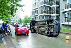 居民开车撞翻堵在小区道路上的私家车