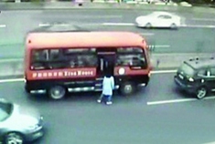 宝马车主因孩子没赶上校车桥上将车逼停