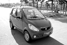 老年代步车驾驶员无驾照上路 车辆存隐患