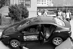 男子倒车遭遇地陷车辆被卡坑中难以移动