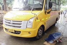 湖北一校车接孩童上学 孩子遭碾轧身亡