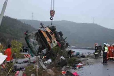 客车翻进槽沟 61岁老人紧抓69岁直到被救