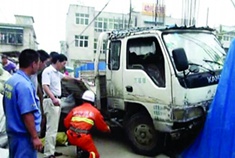 疑似5岁男童发动汽致使货车撞倒祖孙三人