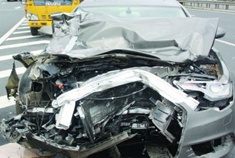 司机喝口水致两车相撞 奥迪A6几近报废