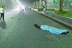 男子夜间骑摩托飙车撞花坛惨死街头