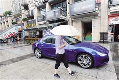 美女老板开玛莎拉蒂送外卖 称节约时间