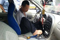 无臂哥双脚驾车高速被查 称开了16万公里