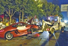 跑车男与女友吵架后开车急速撞向桥墩