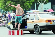 的哥发飙拽下执勤女交警指挥交通20分钟