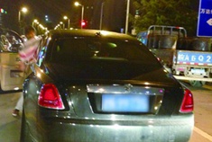 女司机撞上价值500万豪车当场被吓哭