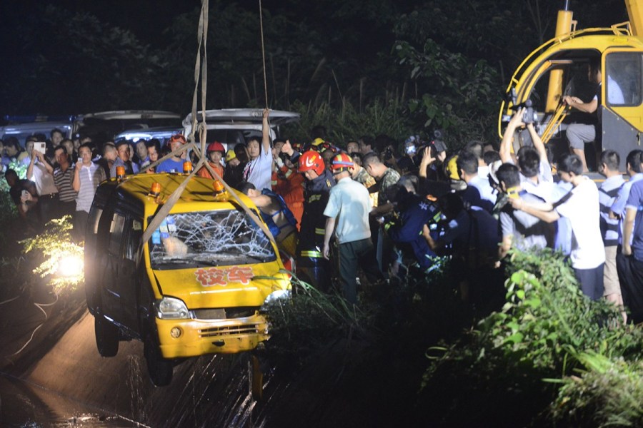 湖南一幼儿园校车翻入水库 11人遇难