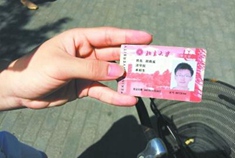 北大封校催黄牛生意 800米拉一人要30元