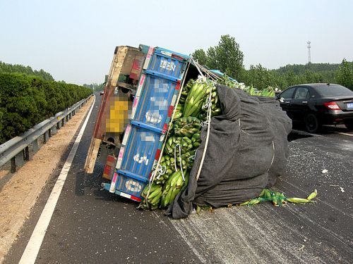 司机高速路上看短信致货车失控侧翻