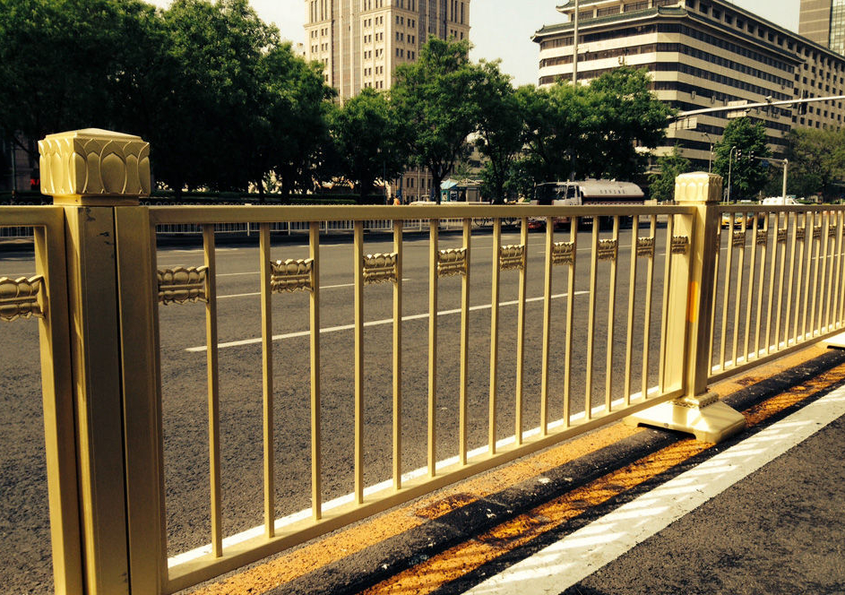 轿车撞长安街护栏 车头毁坏护栏无损