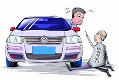 碰瓷男对女司机下手却遭无视被碾压而死