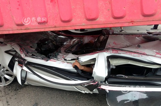 山东青岛集装箱压扁轿车 女司机奇迹生还