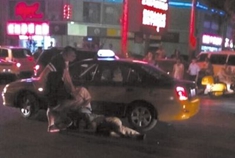 北京法拉利车主当街暴打的哥和劝架人