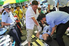 儿子无证驾驶被拦 搬救兵老爸打交警