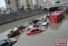合肥突降暴雨启动看海模式 多车被泡致废