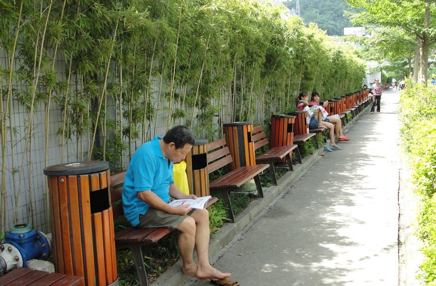 深圳现最牛环保街 200米摆150个垃圾桶