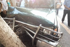 女子毒驾无牌越野车被警方鸣枪逼停