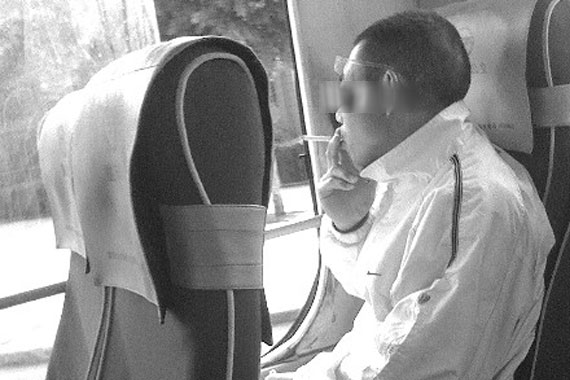 司机因乘客吸烟起纷争将其推下车致死