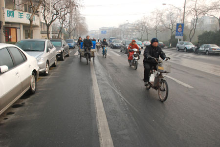 交警处罚快车道骑车 骑车者:路边都是停车位