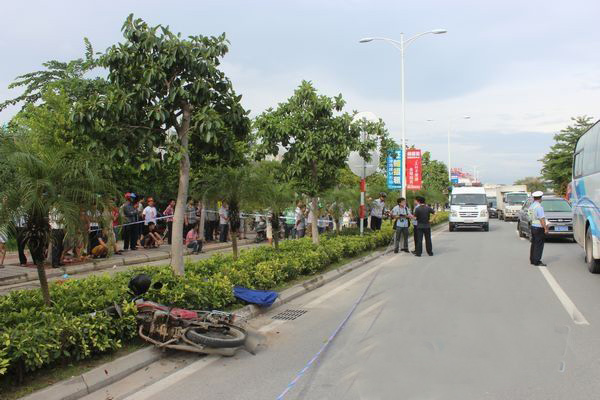 男子酒后骑车撞树死亡 家属告政府修剪不当