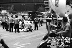 男子带耳塞骑车过路口被罐车碾轧身亡