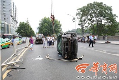 宝马撞护栏致翻车 疑司机调试车内空调