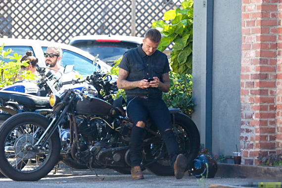 小贝牛仔装变机车型男 与路人玩自拍