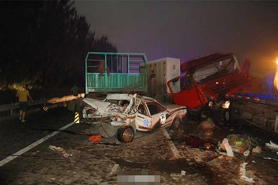 天津4名警察高速救人后 被货车撞至身亡