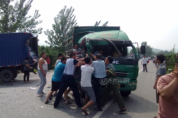 山东近百群众自发抬货车救被压女子