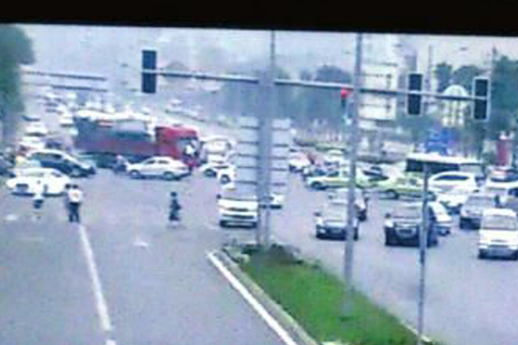 司机闹市撞警车 被喷催泪喷雾扔拒下车