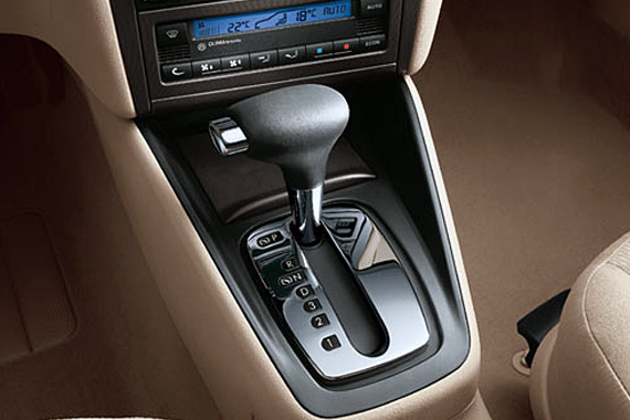 两男子抢车后不会挂倒挡 将车丢在路边