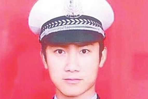 宁夏交警拒司机行贿 高速路上被撞身亡